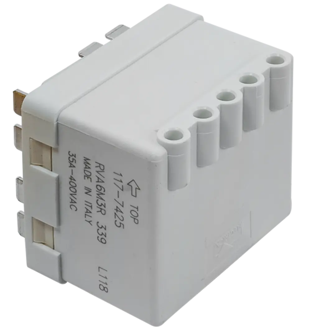Weißes elektrisches Relais, rechteckig mit mehreren Anschlussklemmen, gefertigt in Italien, für den Einsatz in WOLF Heizsystemen.